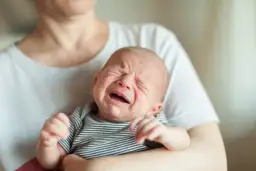 Czemu dziecko ulewa? Poznaj przyczyny i sposoby na złagodzenie objawów