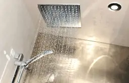 Jak odkamienić wodę? Skuteczne metody na twardą wodę w domu