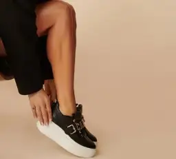 Dlaczego buty piszczą i jak skutecznie pozbyć się tego problemu