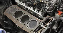 Uszczelka pod głowicą objawy diesel - jak uniknąć kosztownych napraw