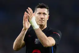 Robert Lewandowski, czołowy napastnik, który walczy o pozycję w klasyfikacji strzelców Ligi Mistrzów, klaszcze w dłonie.