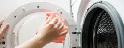 Jak usunąć smród z pralki? Poradnik eksperta krok po kroku.