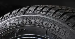 Opony całoroczne: Ceny, montaż i realne oszczędności czy warto?