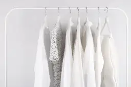 7 sprawdzonych sposobów na przywrócenie bieli ubraniom - skuteczne metody