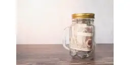 Pieniądze w słoiku: 15+ pomysłów na prezent, który zachwyci!