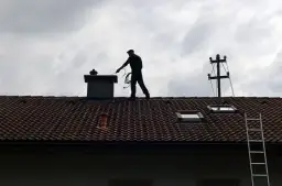 Ile bierze kominiarz za odbiór domu? Ceny i czynniki wpływające na koszt