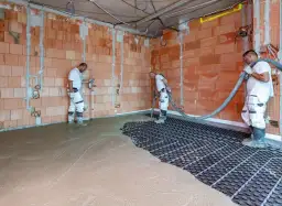 Jak przygotować podłoże pod wylewkę betonową, aby uniknąć problemów?