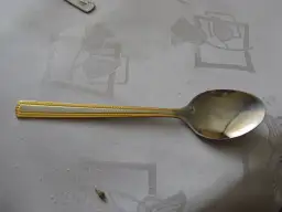 Elegancka łyżeczka z ozdobnym złotym rantem. Zastanawiasz się, ile ml ma mała łyżeczka? Zwykle ok. 5 ml.