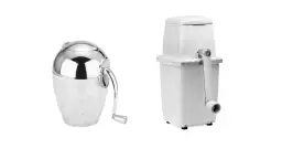 Dwie kruszarki do lodu: jedna chromowana, przezroczysta, z uchwytem, druga biała, plastikowa, również z uchwytem.