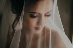 Płatność za suknię ślubną: zaliczka, zadatek, umowa co musisz wiedzieć?