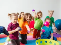 Zabawy integracyjne dla dzieci: Gotowe pomysły na każdą okazję