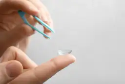 Dlaczego soczewka wypada z oka i jak temu zapobiec?