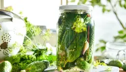 Jak wkładać ogórki do kiszenia, aby uniknąć najczęstszych błędów