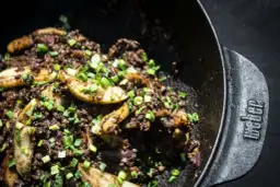 Czym doprawić kaszankę, aby zaskoczyć smakiem i aromatem?