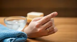 Jak zdjąć obrączkę nitką: skuteczna metoda krok po kroku