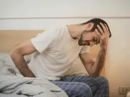 Czy można zwolnić pracownika na chorobowym? Poznaj ważne zasady