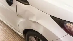 Jak usunąć wgniecenie w samochodzie domowym sposobem bez kosztów