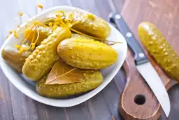 Ogórek kiszony ile kalorii ma i dlaczego warto go jeść na diecie