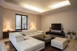 Nowoczesny salon z podwieszanym sufitem, który dodaje elegancji. Zastanawiasz się, ile kosztuje sufit podwieszany?