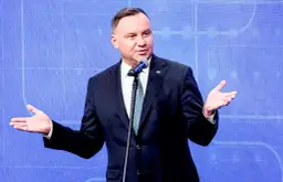 Andrzej Duda, prezydent RP, przemawia. Jego wykształcenie prawnicze z pewnością pomaga mu w karierze politycznej.