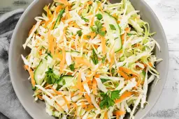 Najlepsze surówki do schabowego i frytek, które zaskoczą Twoich gości