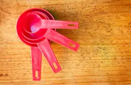 25g w łyżeczkach? Przeliczniki dla cukru, mąki i innych!