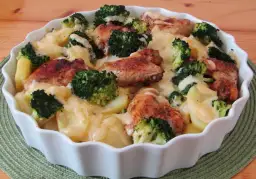 Pyszna zapiekanka ziemniaczana z kurczakiem i brokułami w sosie czosnkowym