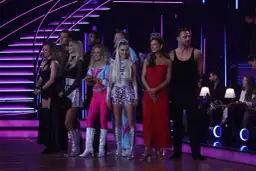 Uczestnicy "Tańca z Gwiazdami" stoją na scenie. Kto odpadnie dzisiaj?