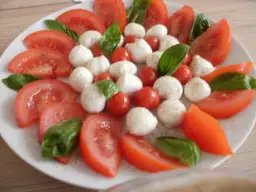 Najlepsze sosy do pomidorów z mozzarellą, które zachwycą Twoje danie