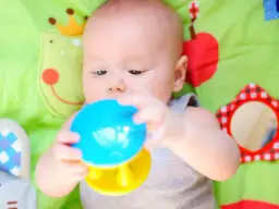 Co dla 2 miesięcznego dziecka? Kluczowe wskazówki dla rodziców.