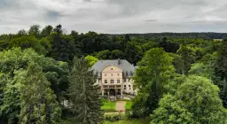 Zabytkowy pałac w Trzcinnie: historia, architektura i tajemnice