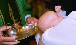 Ile za chrzest bez mszy? Odpowiednie ofiary i zwyczaje, które warto znać