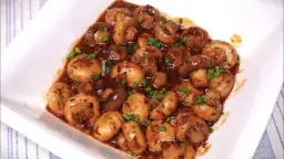 Pieczarki w sosie własnym w 10 minut? Przepis na pyszny obiad