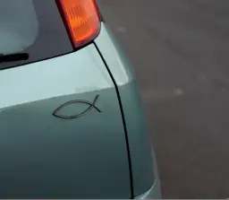 Rybka na samochodzie w którą stronę - odkryj najlepszą orientację