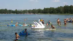 Atrakcje nad jeziorem Firlej: Odkryj niezapomniane przygody i relaks