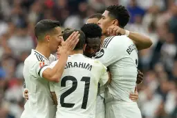 Piłkarze w białych strojach świętują bramkę. To dowód, że należą do najlepszych klubów piłkarskich.