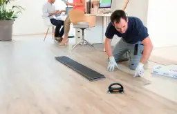 Ile trwa układanie paneli? Sprawdź, co wpływa na czas montażu