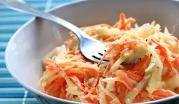 Jaką surówkę do kopytek wybrać, aby zachwycić gości?