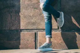 Jak modnie podwinąć spodnie, aby wyglądać stylowo i schludnie