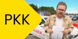 Mężczyzna w okularach trzyma dokument PKK, wyjaśniając jak wypełnić profil kierowcy. Obok biały samochód z literą L.