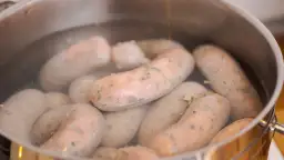 Jak parzyć białą kiełbasę? Idealna, soczysta i bez pęknięć