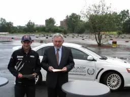 Kto jest polskim kierowcą rajdowym reklamującym markę mubi pl?