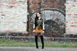 Stylizacje z musztardową spódnicą: Odkryj modne połączenia na każdą okazję