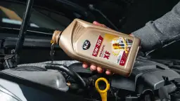 Wlewanie oleju silnikowego K2 5W-20 do silnika. Dowiedz się, jak wymienić olej w samochodzie bez kanału.