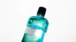 Płyn do płukania jamy ustnej – czy warto go używać dla zdrowia?