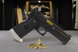 Pistolet BUL ARMORY z lśniącymi nabojami. Czy myśliwy może mieć broń krótką? Tak, jeśli jest to zgodne z prawem i celami łowieckimi.