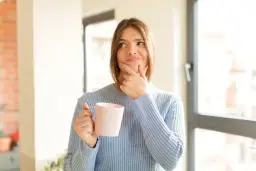 Zastanawiam się, czy herbata nawadnia. Trzymam kubek i myślę, co by tu wypić.