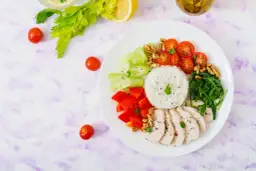 Co zrobić z gotowanego kurczaka? 10 prostych i smacznych przepisów