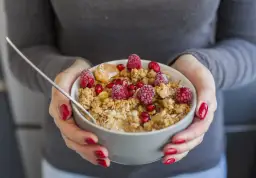 Czy płatki owsiane odchudzają? Sprawdź, jak mogą pomóc w diecie