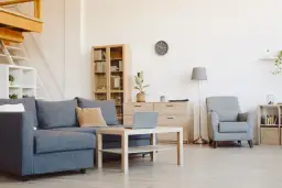 Fotel do szarej kanapy: Jak ożywić salon? Porady eksperta!